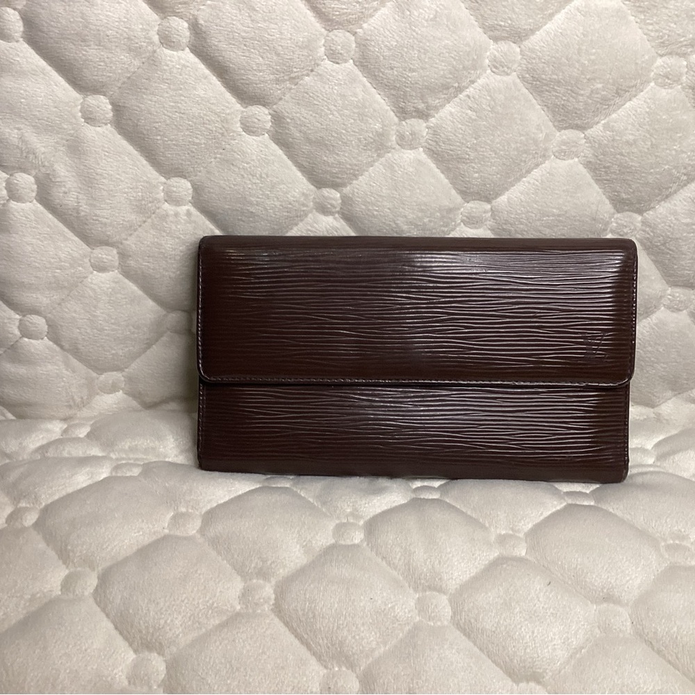 Louis Vuitton Epi leather maroon long wallet in great condition.